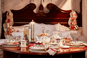 Zajtrk z božičnim jedilnim servisom Royal Copenhagen
