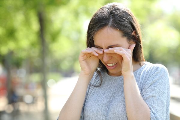 oči poleti pogosto doletijo alergije