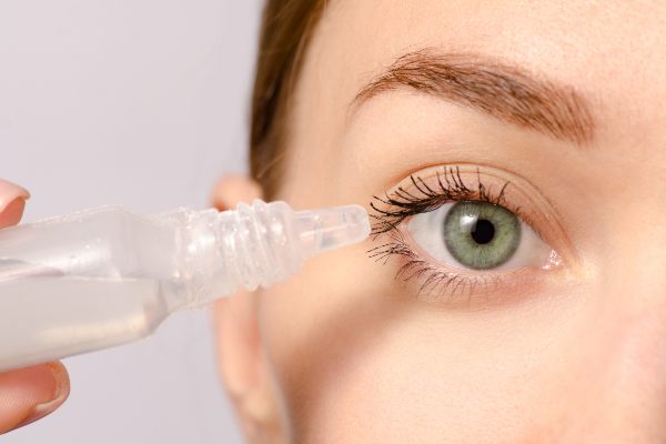 s simptomi alergije na cvetni prah se ženska bori s pomočjo kapljic za oči