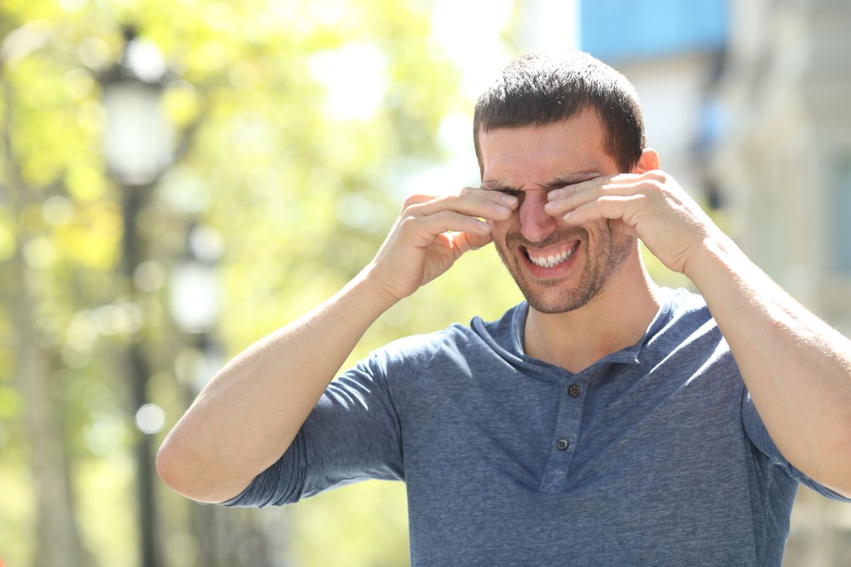 simptomi alergije na očeh mladega moškega