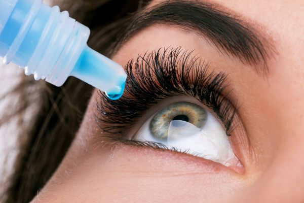 hormonske spremembe in njihov vpliv na oči lahko blažijo kapljice za oči