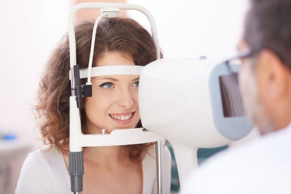 kontaktne leče in suhe oči pri ženski na pregledu