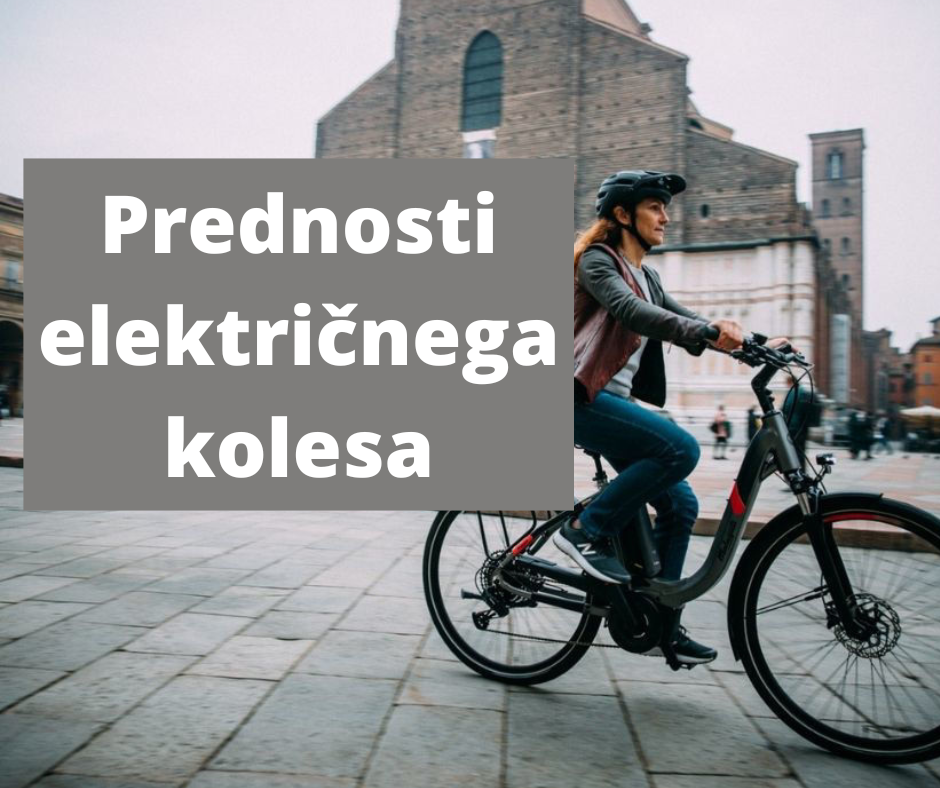 na sliki je besedilo prednosti električnega koledsa, ter gospa ki se vozi na električnemu kolesu po mestu 